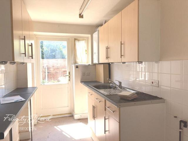 Flat for sale in Balham, Greater London