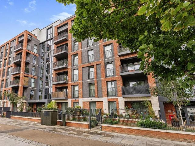 Flat for sale in Winchmore Hill, Edmonton
