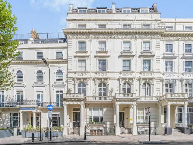 Flat for sale in Bayswater, Greater London