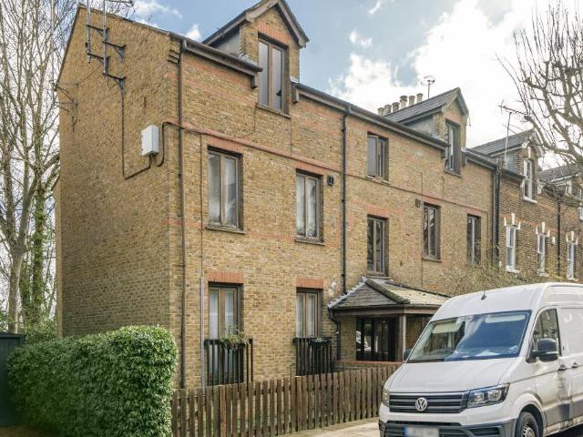 Flat for sale in Crouch End, Greater London