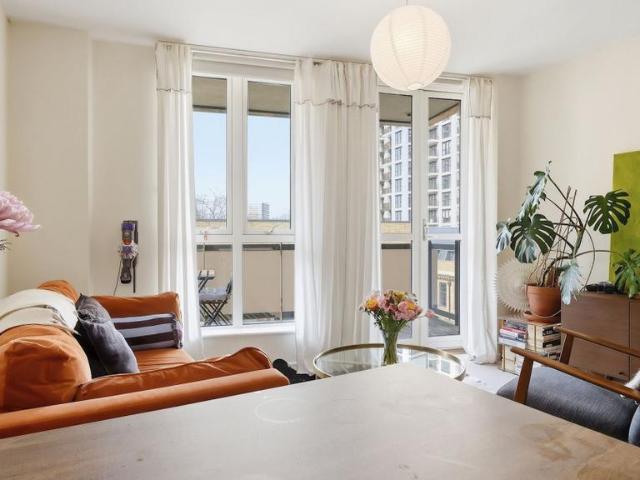 Flat for sale in Bromley-by-Bow, Mile End