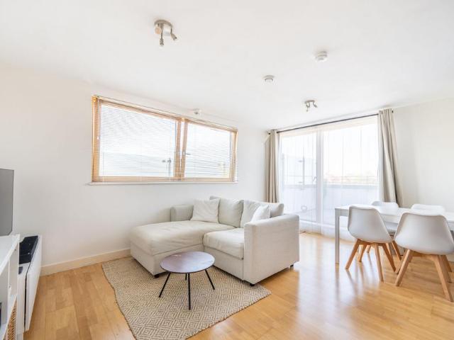 Flat for sale in North Kensington, Greater London