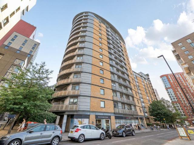 Flat for sale in London Borough of Ealing, Park Royal