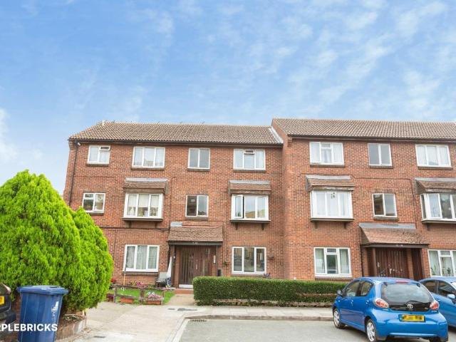 Flat for sale in Wayfarer Estate, Greater London