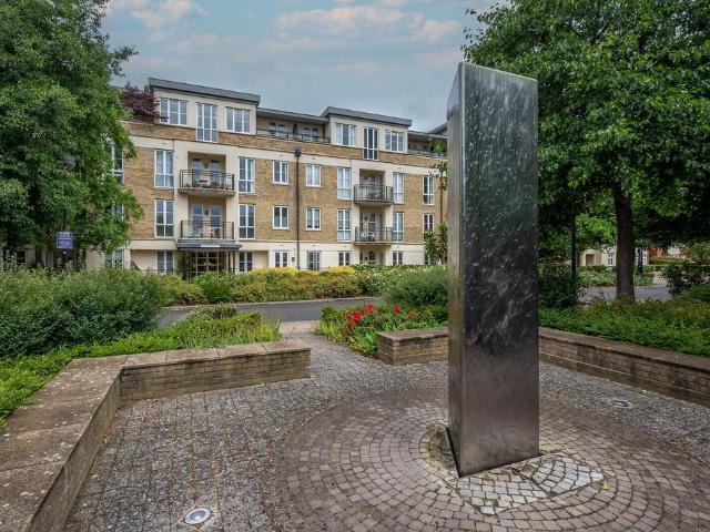 Flat for sale in Kew, Greater London