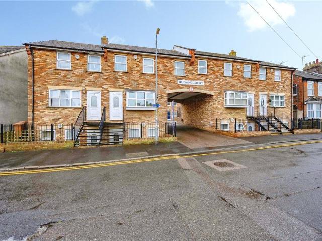 Flat for sale in Dunstable, Bedfordshire