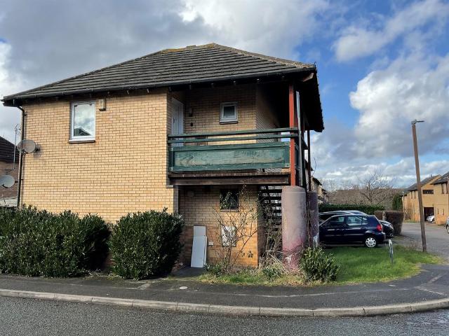 Flat for sale in Monkston Park, Milton Keynes