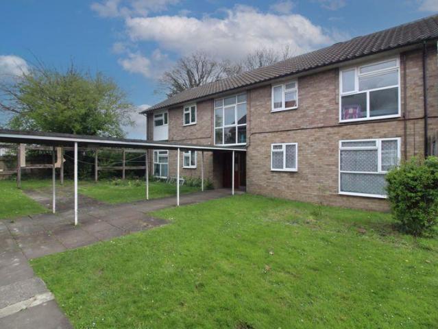 Flat for sale in Spring Park, Luton