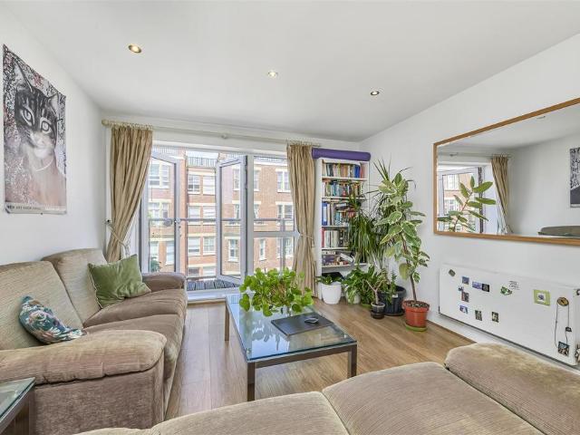 Flat for sale in Clapham Junction, Greater London