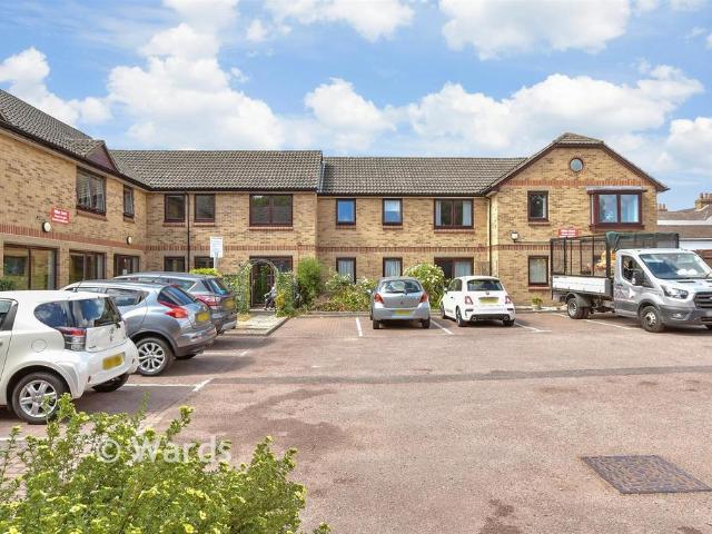 Flat for sale in Barnehurst, Greater London