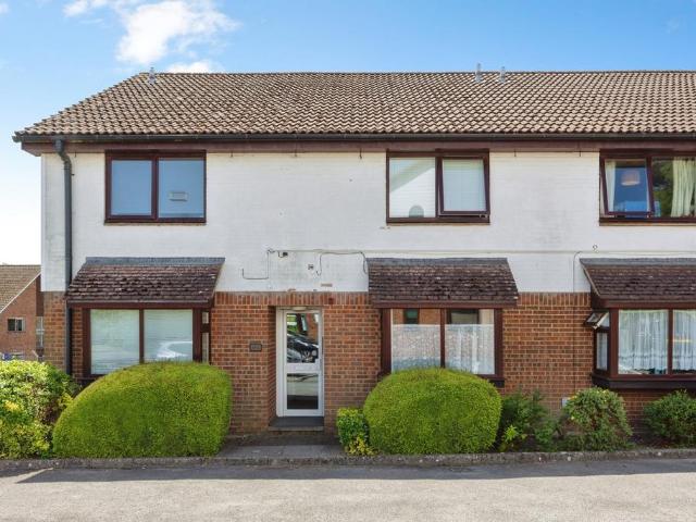 Flat for sale in Fole, Surrey