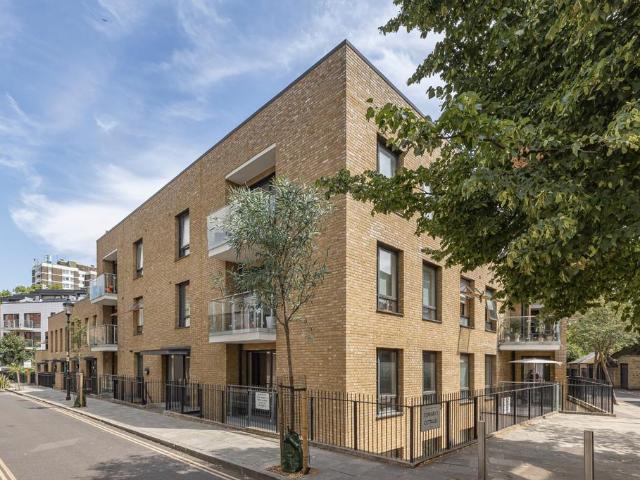 Flat for sale in Highbury, Greater London