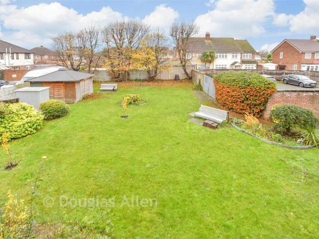 Flat for sale in South Hornchurch, Greater London