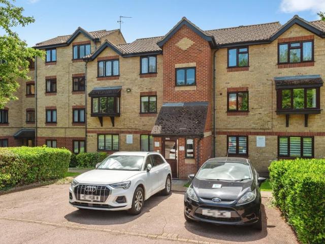 Flat for sale in Purfleet, Essex