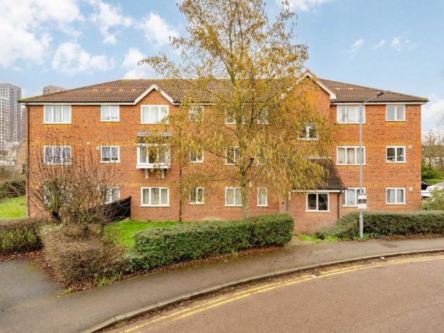 Flat for sale in London Borough of Ealing, Perivale