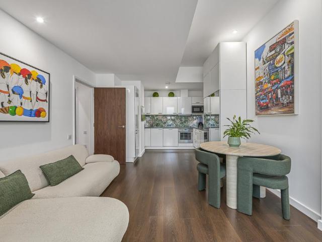 Flat for sale in Clapham Junction, Greater London