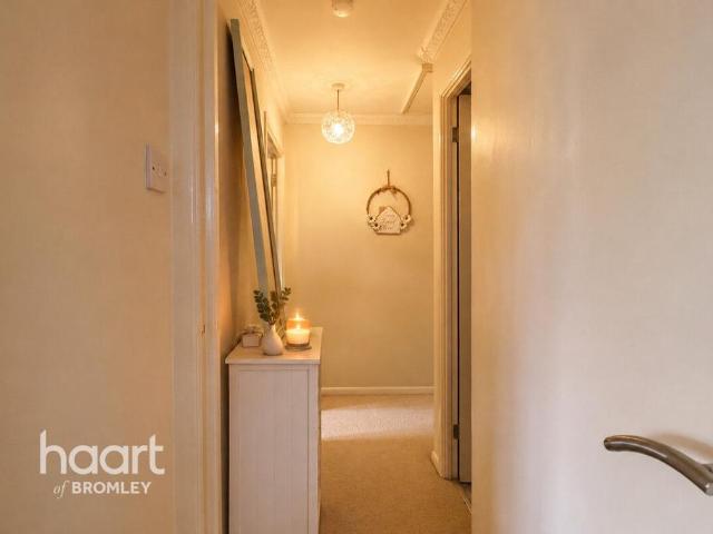 Flat for sale in Monks Orchard, Kent