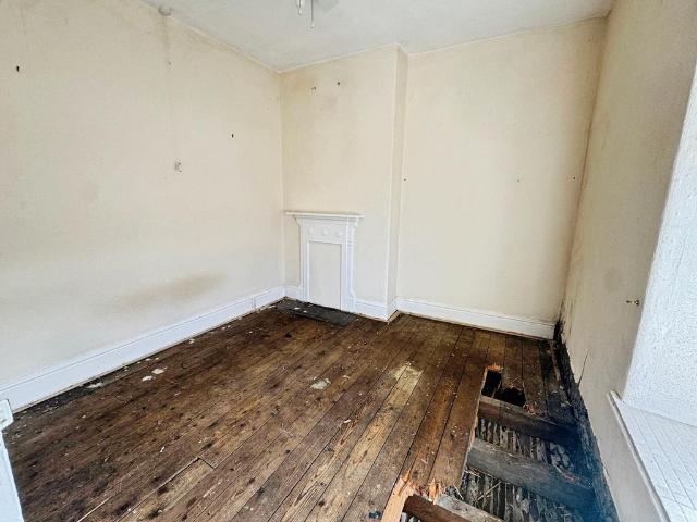 Flat for sale in Greaves, Bare