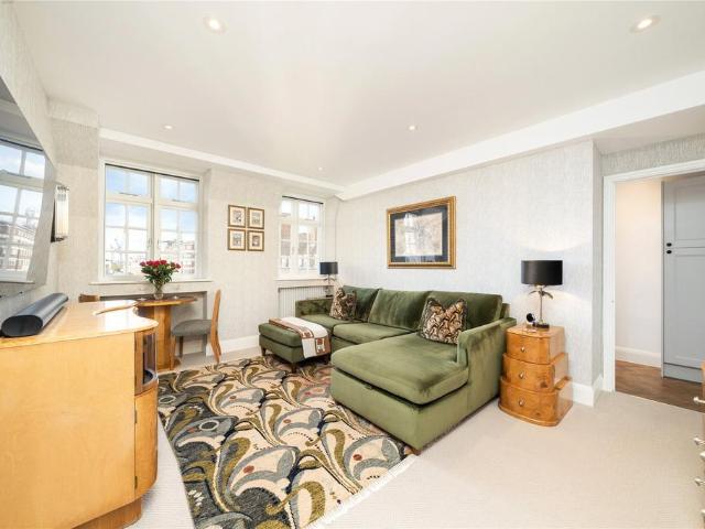 Flat for sale in Royal Borough of Kensington and Chelsea, Greater London