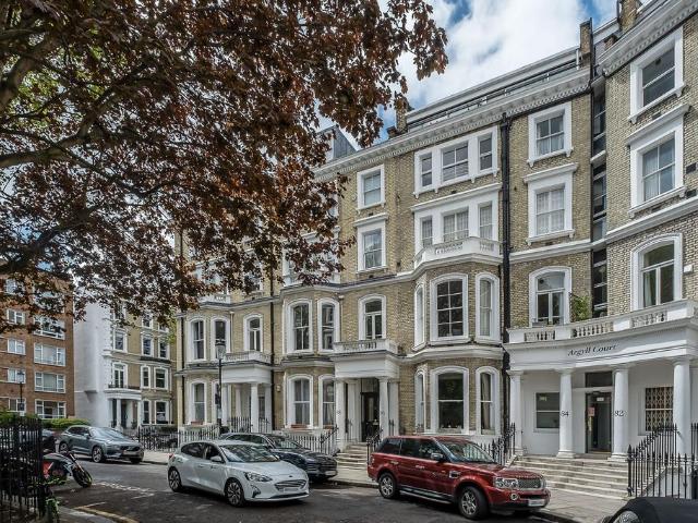Flat for sale in Earl's Court, Greater London