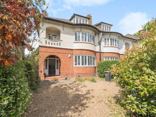 Flat for sale in Streatham, Greater London