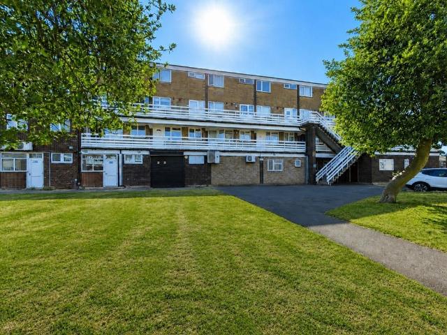Flat for sale in South Ockendon, Essex