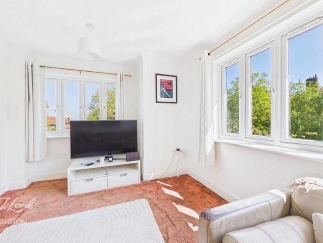 Flat for sale in Woodberry Down, Stamford Hill