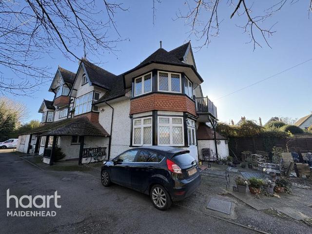Flat for sale in Burnham, Swallow
