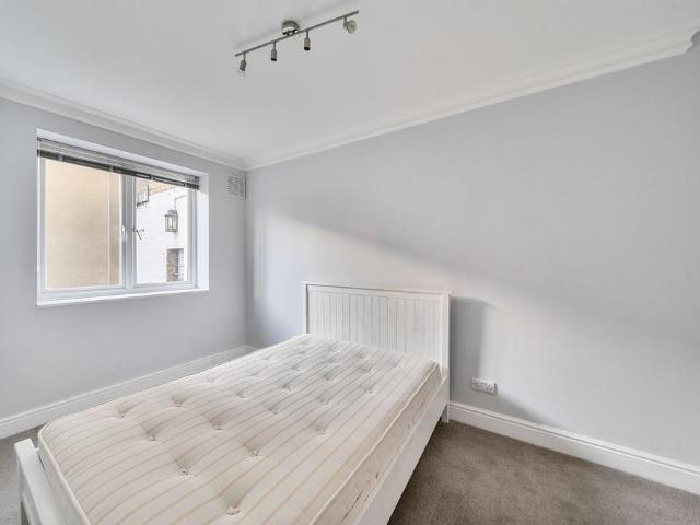 Flat for sale in Brompton, Greater London