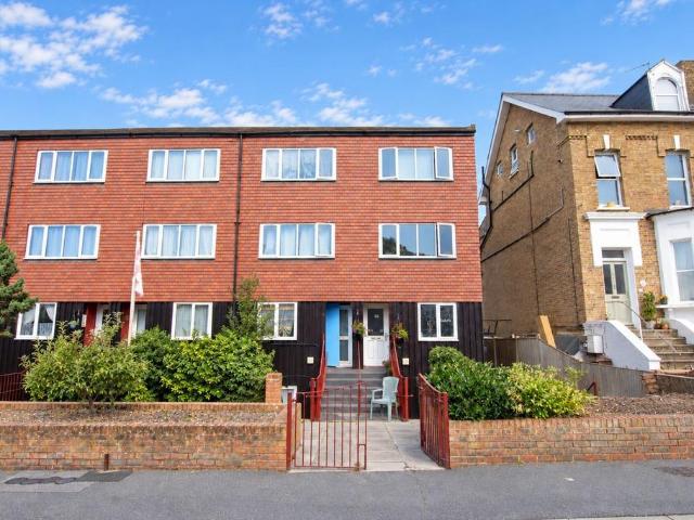 Flat for sale in Wallington, Greater London