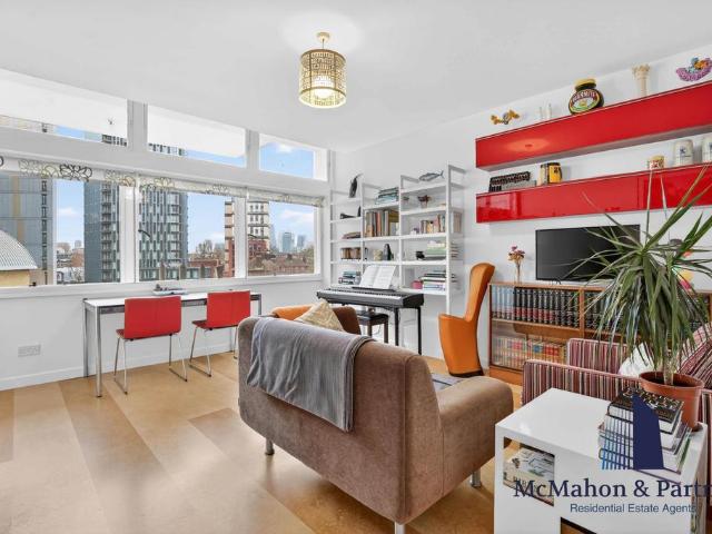 Flat for sale in Elephant and Castle, Greater London