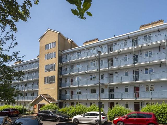 Flat for sale in Southfields, Greater London