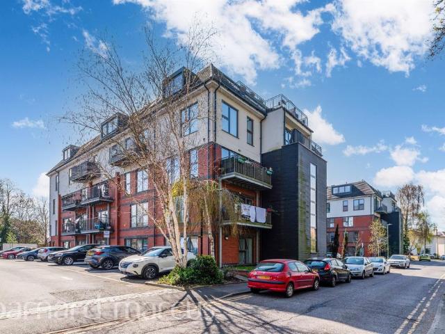 Flat for sale in Hackbridge, Greater London