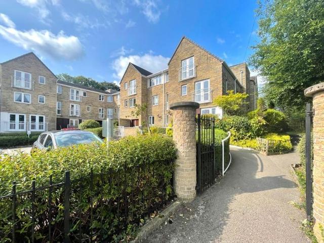 Flat for sale in Lindley, West Yorkshire