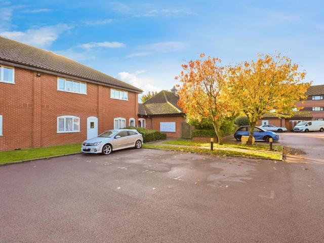 Flat for sale in Standon, Colliers End