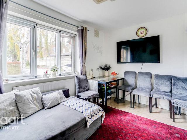 Flat for sale in New Barnet, Greater London