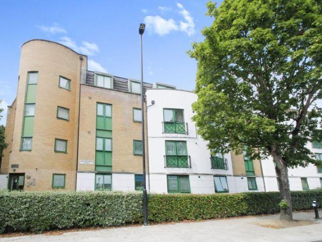 Flat for sale in London Borough of Ealing, Greater London