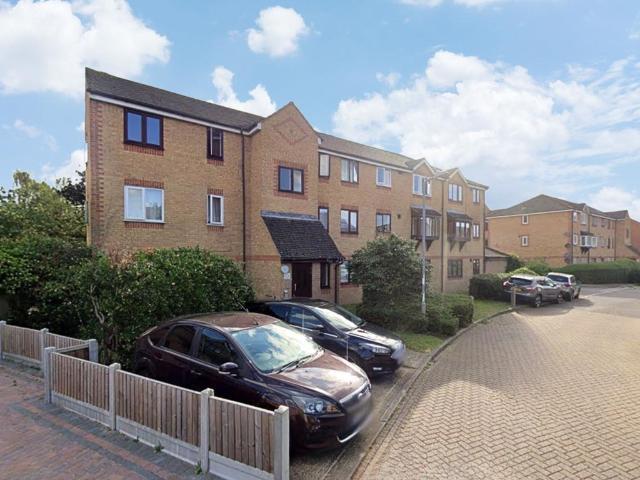 Flat for sale in South Ockendon, Essex
