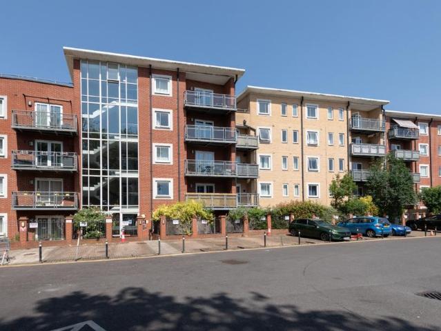 Flat for sale in Leytonstone, Greater London