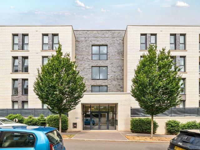 Flat for sale in Row Town, Surrey