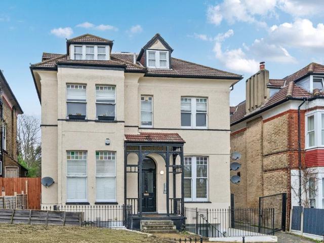 Flat for sale in London Borough of Croydon, South Norwood