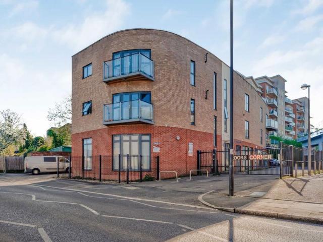 Flat for sale in Lane, Greater London