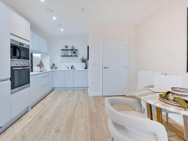 Flat for sale in London Borough of Hounslow, Greater London