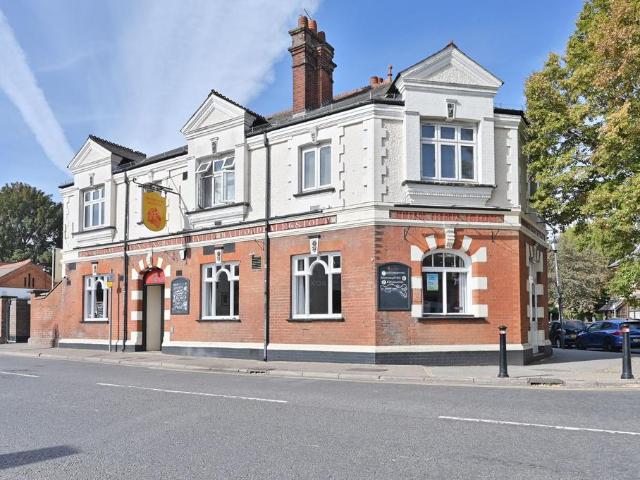 Flat for sale in Watford Heath, Watford