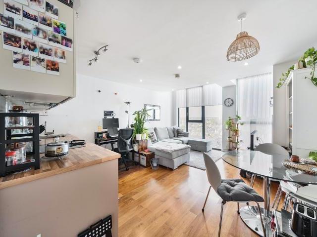 Flat for sale in London Borough of Croydon, Waddon