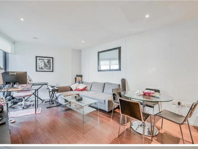 Flat for sale in Isle Of Dogs, Greater London
