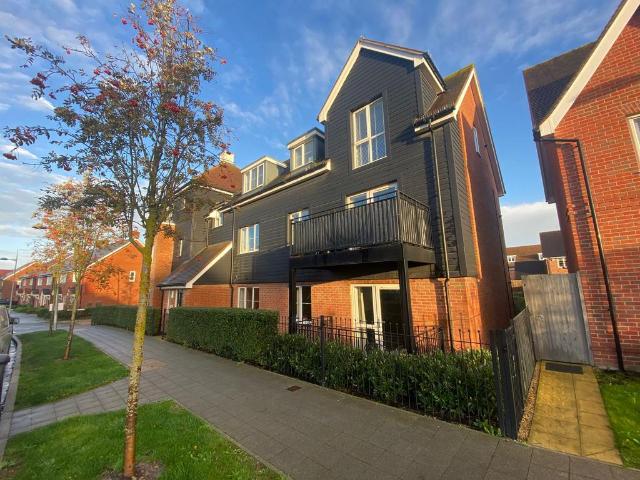 Flat for sale in Kilnwood Vale, Horsham
