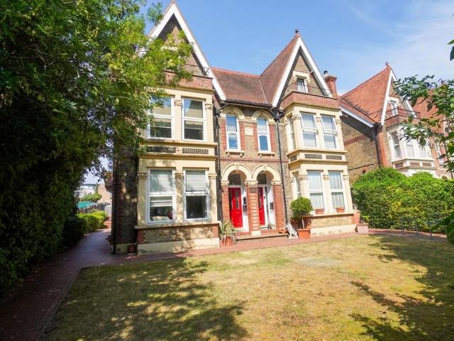 Flat for sale in Totteridge, Cressex