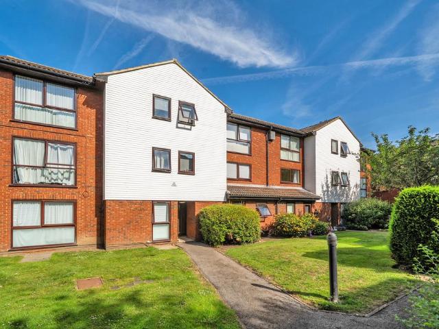 Flat for sale in Shepperton, Spelthorne