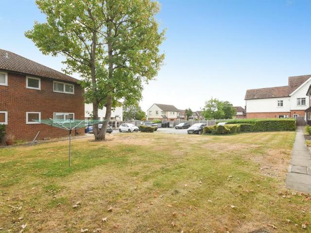 Flat for sale in Harold Wood, Greater London